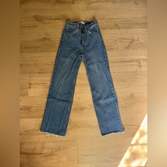 Abercrombie Curve Love 90s Relaxed Jean - Picture 2 of 4